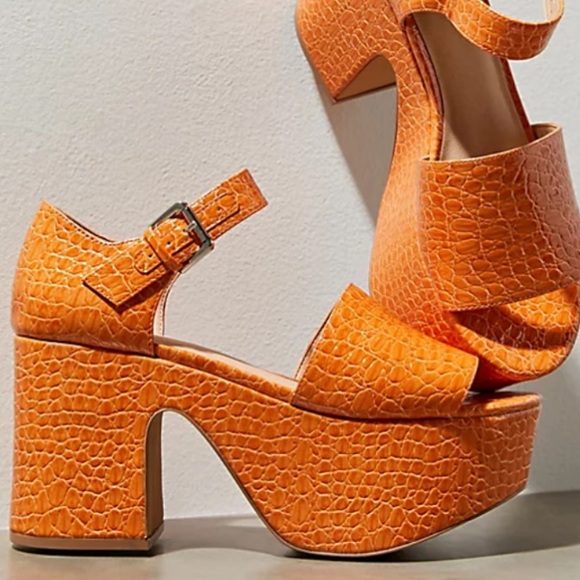 URBAN OUTFITTERS UO SOFIA FAUX LEATHER CROC EMBOSSED PLATFORM SANDALS - Picture 14 of 15